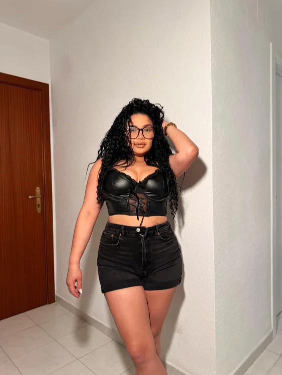 Atractiva mujer caribeña de veinticinco años exhibiendo su preciosa melena oscura con una elegancia innegable