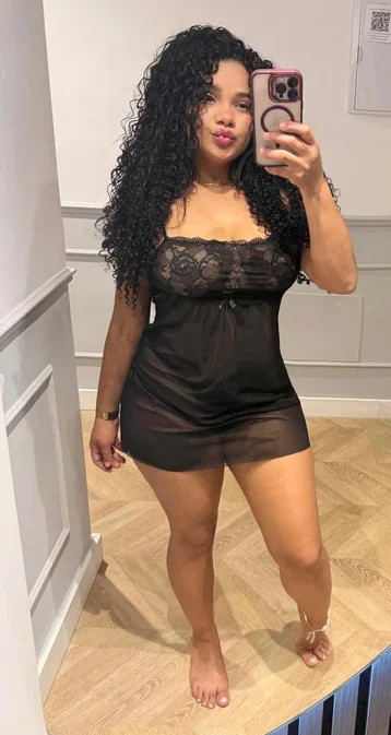 Deslumbrante sonrisa y expresivos ojos marrones que reflejan la calidez de esta bella joven latina frente a la cámara