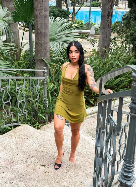 Preciosa melena negra enmarcando las finas facciones de esta elegante modelo sudamericana frente a la cámara