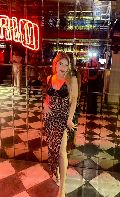 Preciosa melena rubia enmarcando las finas facciones de esta elegante y atractiva modelo sudamericana