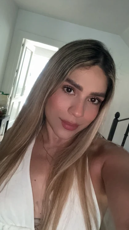 Cálida mirada de ojos marrones que refleja la personalidad juguetona y el encanto natural de esta hermosa anfitriona