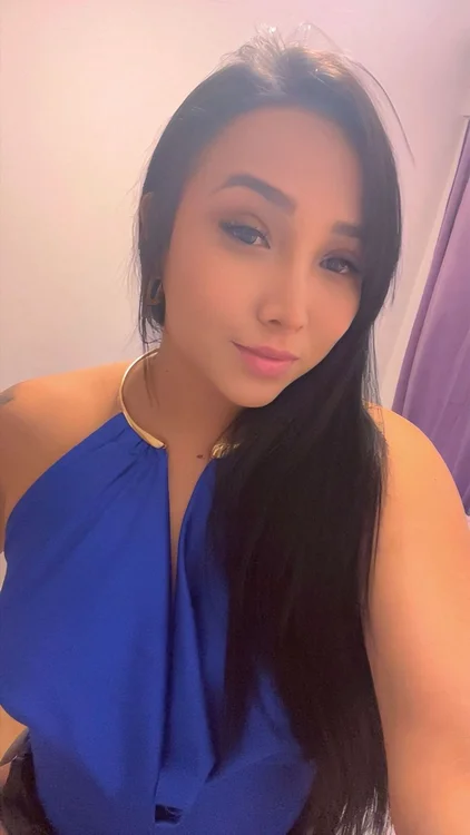 Atractiva mirada oscura y preciosa melena negra de la joven modelo sudamericana posando con gran elegancia frente a la cámara