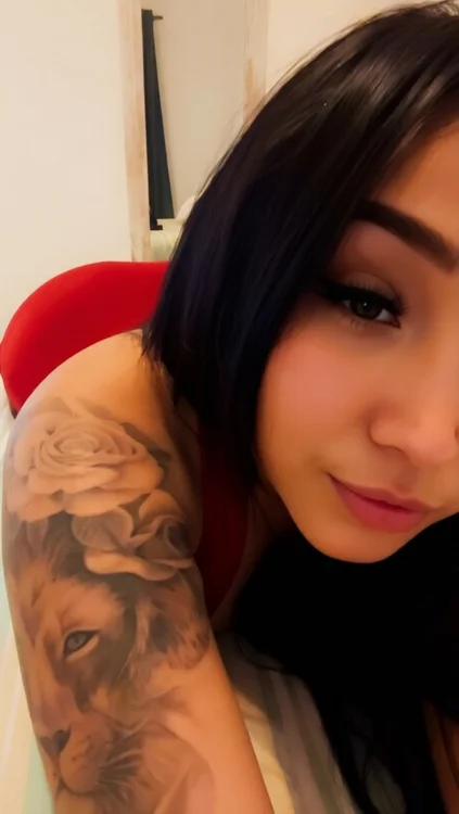 Estética cuidada al detalle y belleza auténtica que avalan la calidad del tiempo compartido con esta espectacular mujer