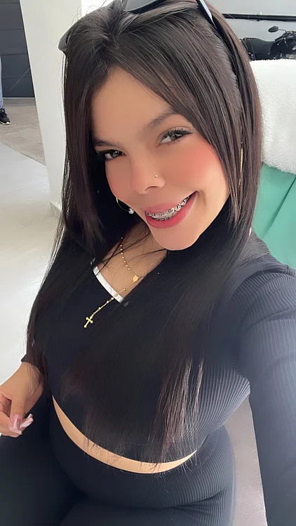 Cálida y expresiva mirada de ojos marrones que refleja la personalidad divertida y el encanto natural de esta hermosa anfitriona