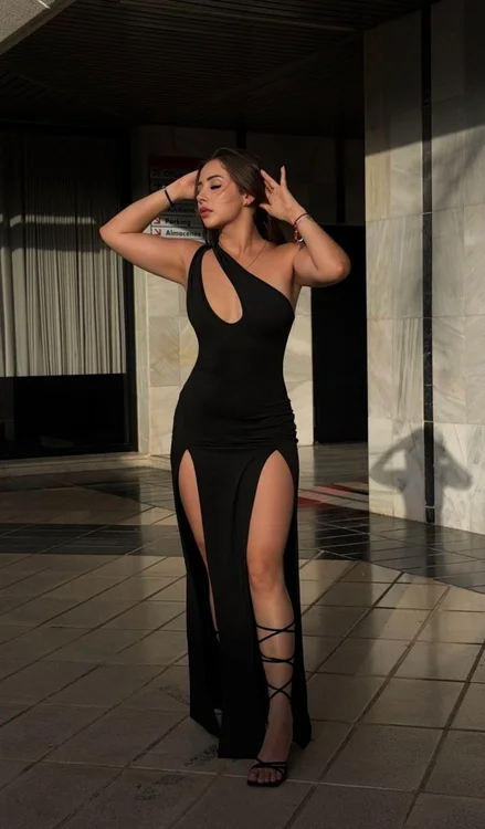 Actitud elegante y trato sumamente cercano diseñados para ofrecer una velada relajada, dulce y llena de atenciones