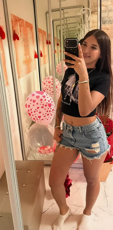 Expresiva mirada de ojos marrones que refleja la alegría y el encanto natural de esta hermosa y auténtica anfitriona
