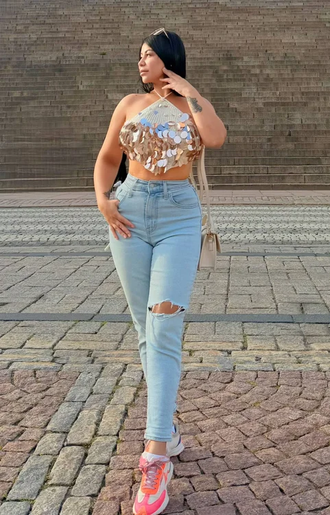 Silueta muy femenina y curvas definidas posando con actitud juguetona, sensualidad y enorme naturalidad